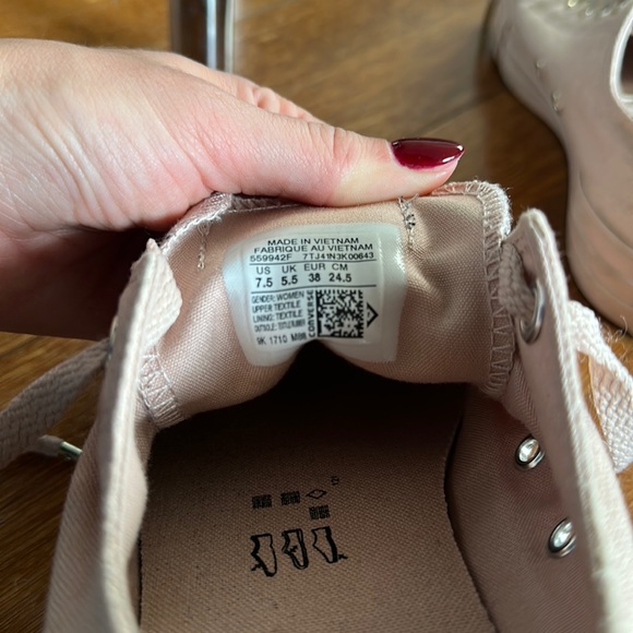 Pink low top converse - Picture 3 of 5